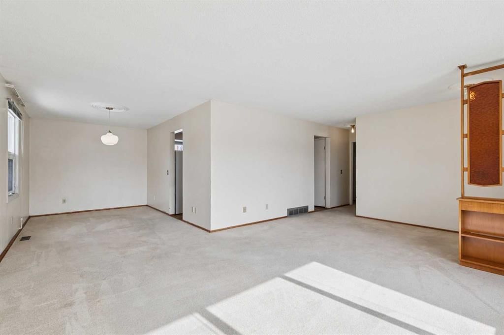 6820 4 Avenue SE, Calgary — photo 5 of 34