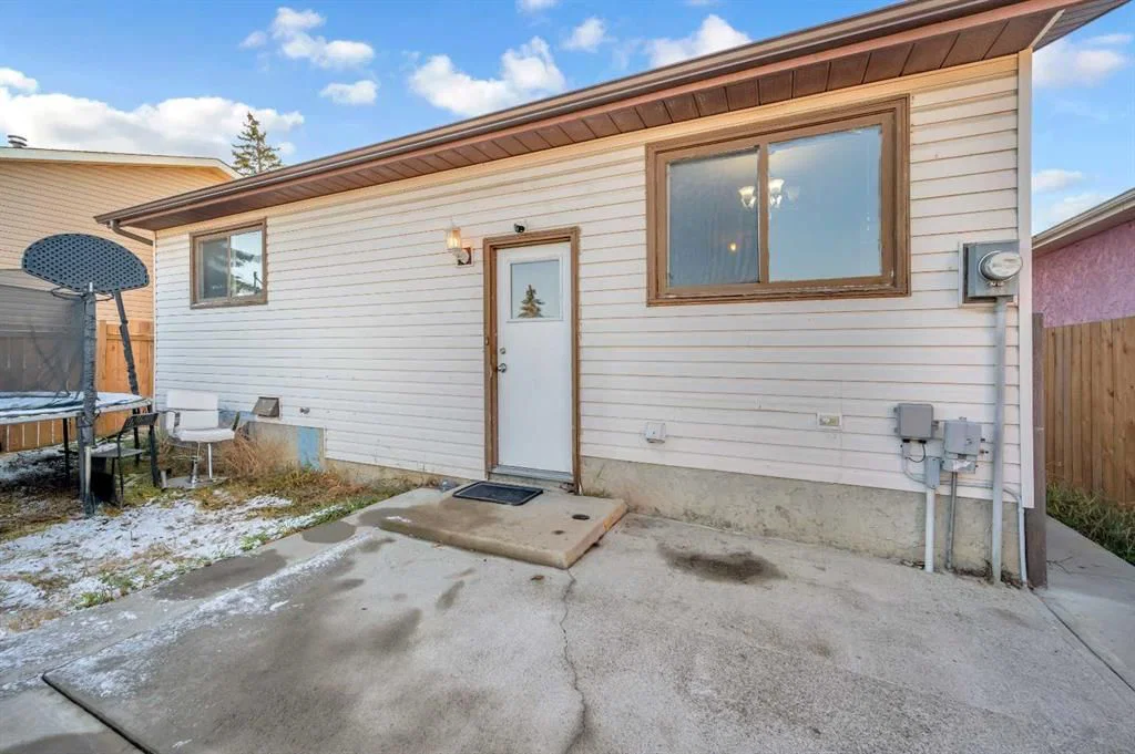 48 Faldale Close NE, Calgary — photo 4 of 31