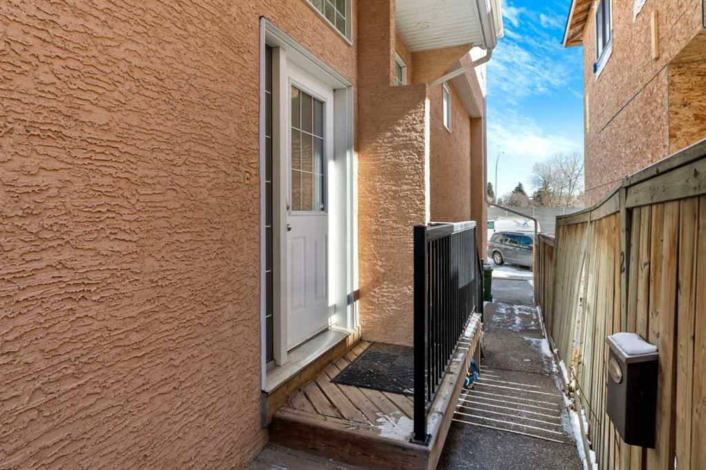 2, 2023 24 Street SW, Calgary — photo 2 of 34