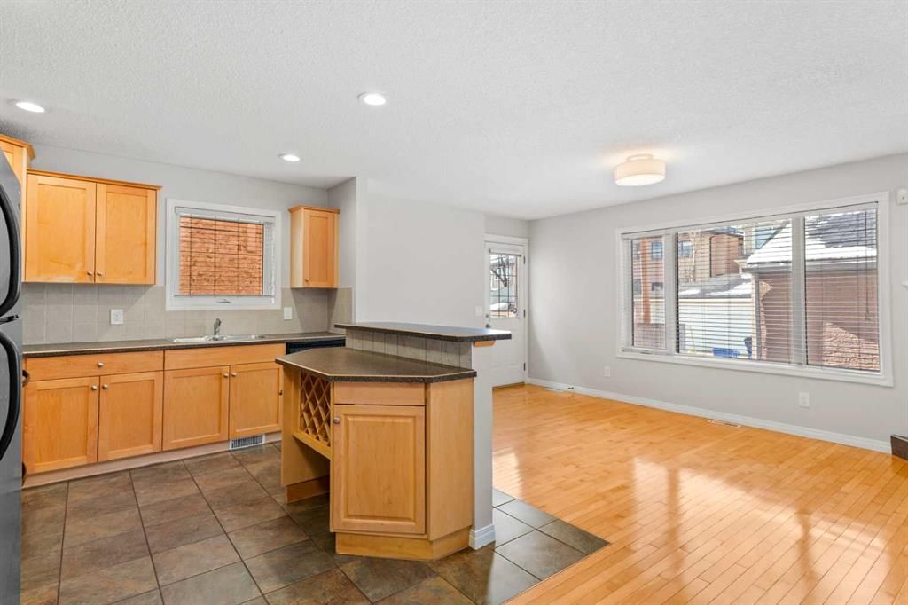 2, 2023 24 Street SW, Calgary — photo 3 of 34