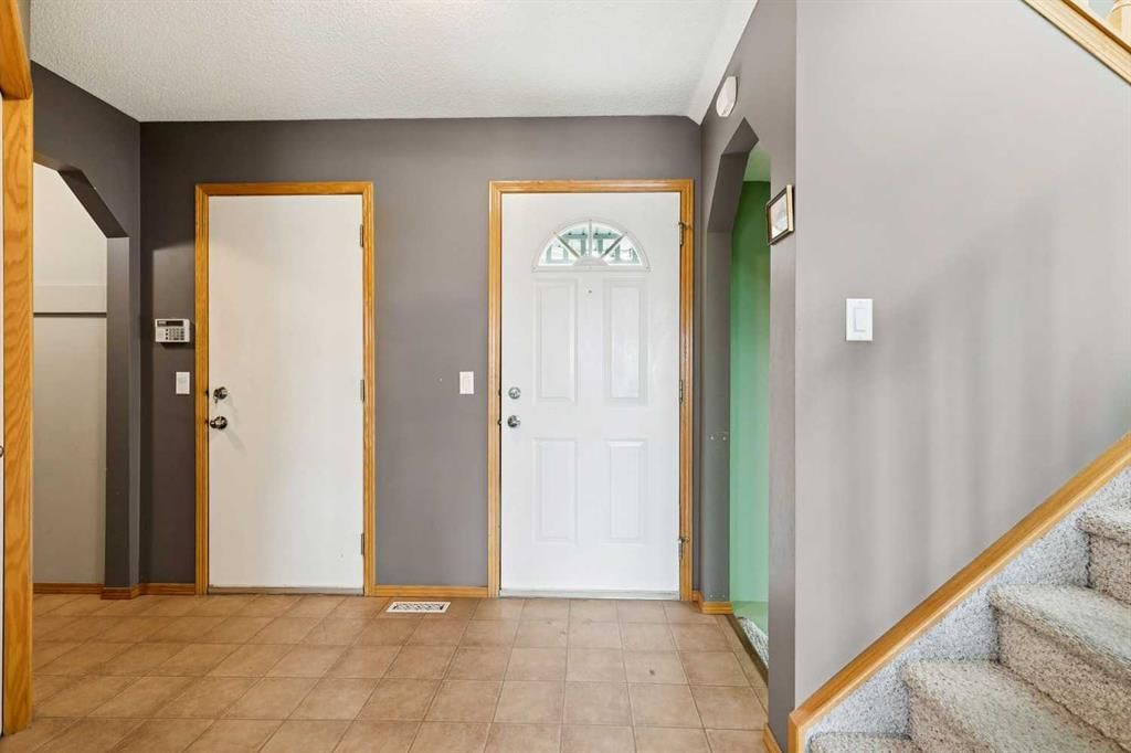 59 Tuscarora Crescent NW, Calgary — photo 4 of 45