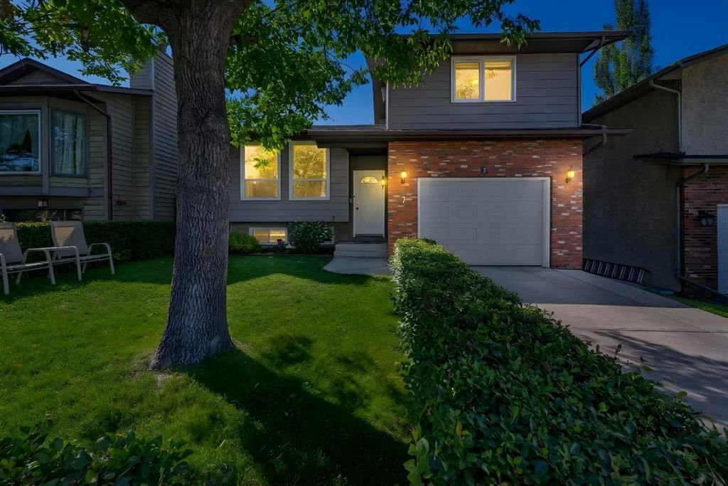 7 Bernard Court NW, Calgary — photo 2 of 44