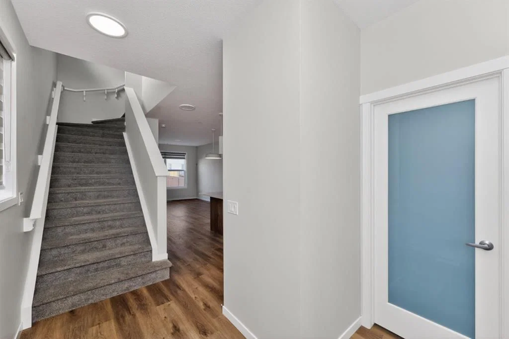 324 Hotchkiss Drive SE, Calgary — photo 5 of 32