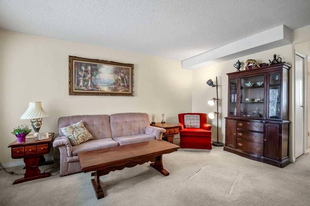 111 Deerfield Drive SE, Calgary — photo 5 of 24
