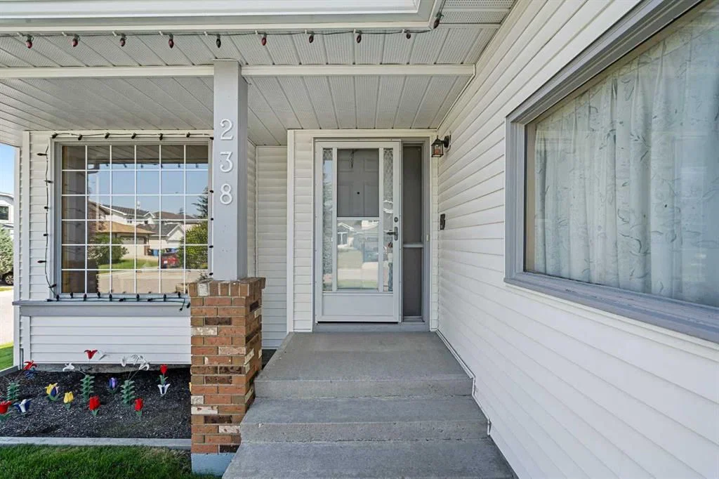 238 Hawktree Bay NW, Calgary — photo 4 of 49