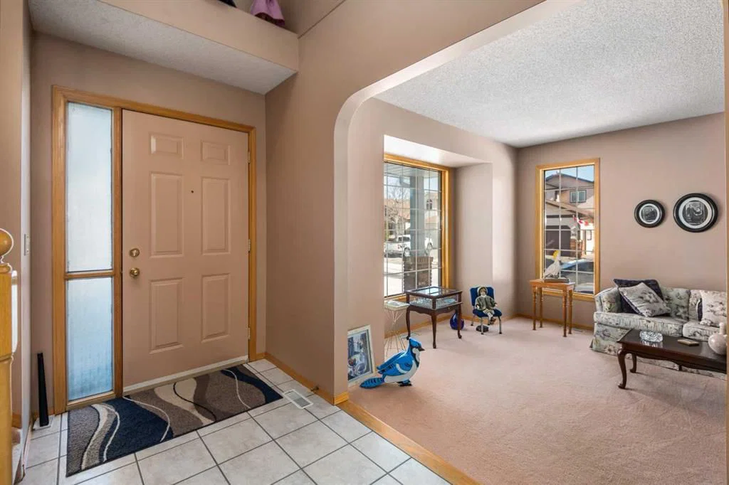 238 Hawktree Bay NW, Calgary — photo 5 of 49