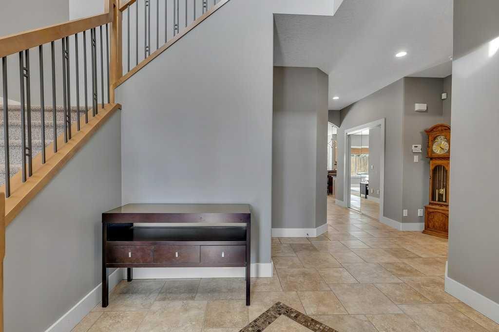 319 Valley Crest Court NW, Calgary — photo 4 of 49
