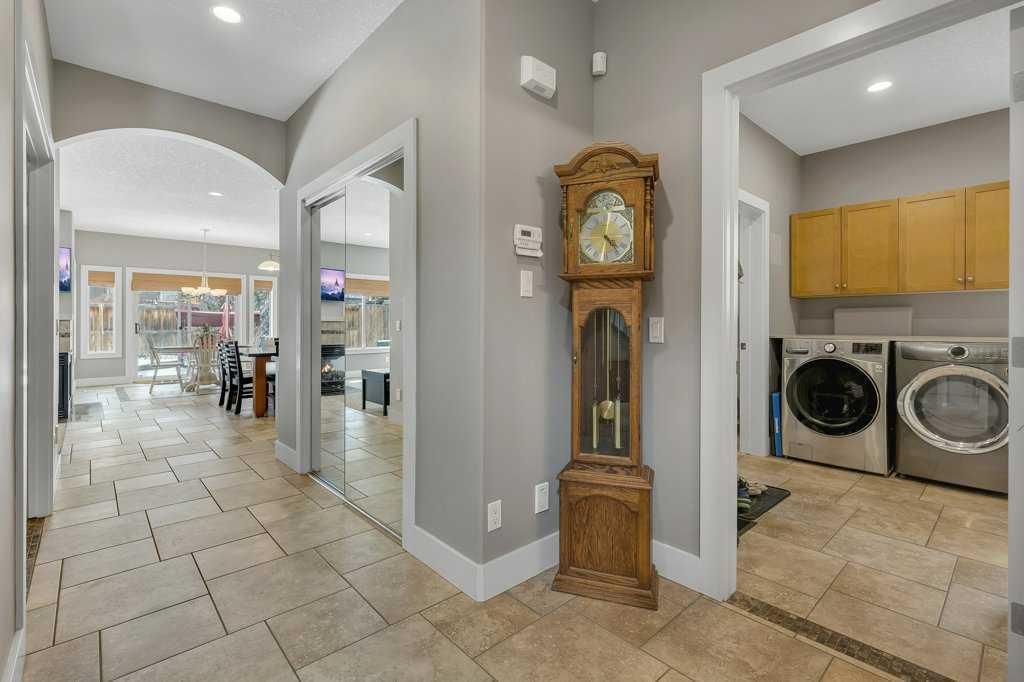 319 Valley Crest Court NW, Calgary — photo 5 of 49