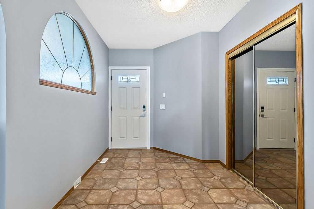303 Schubert Place NW, Calgary — photo 3 of 46
