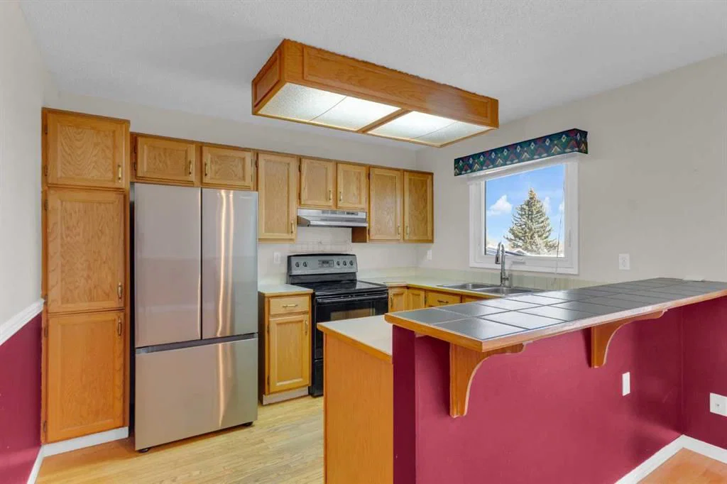 604 Strathcona Drive SW, Calgary — photo 5 of 33