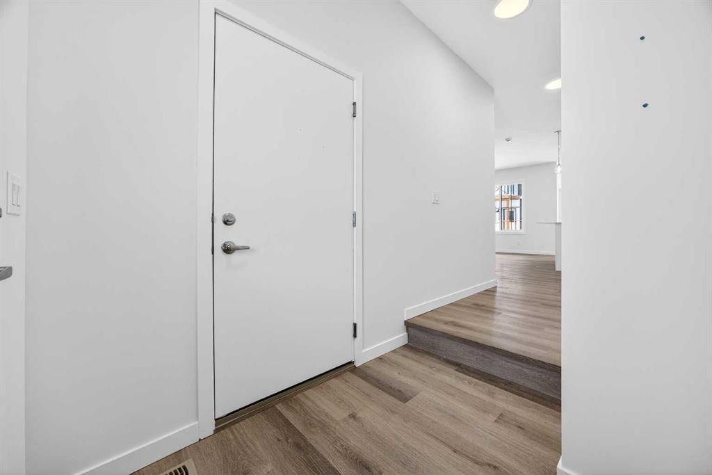 66 Creekside Way SW, Calgary — photo 3 of 48