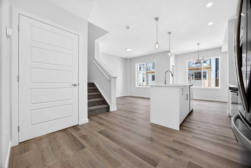 66 Creekside Way SW, Calgary — photo 4 of 48