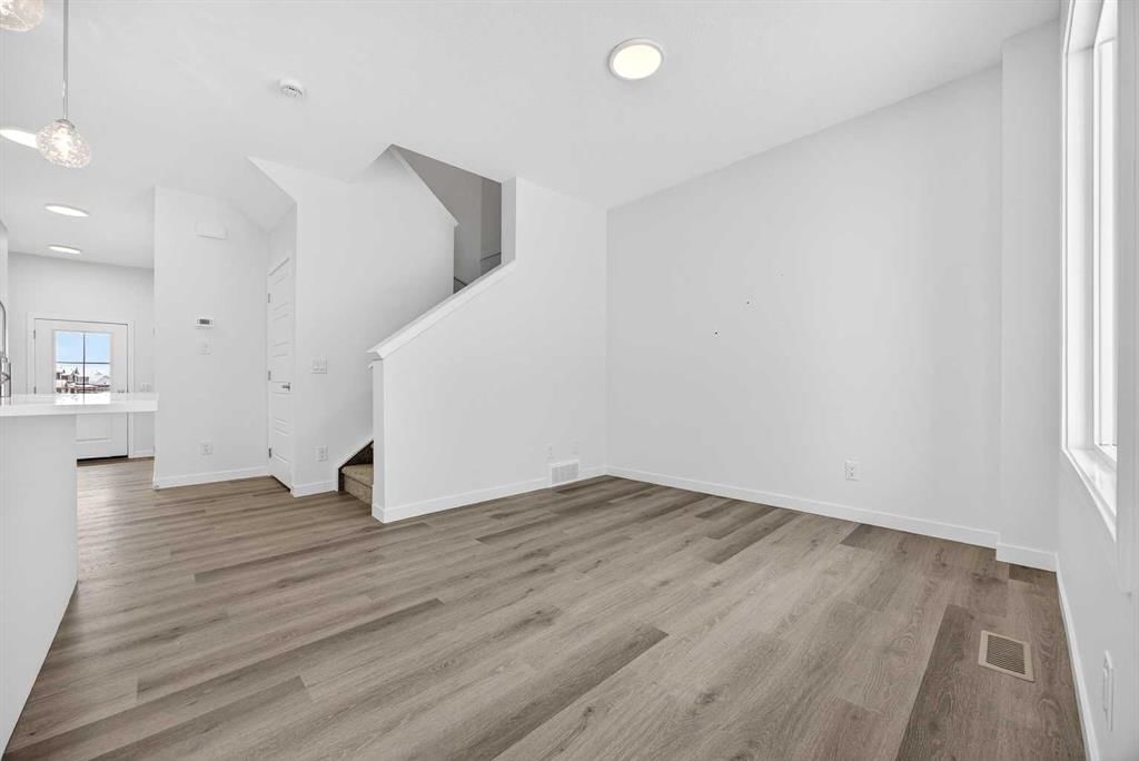 66 Creekside Way SW, Calgary — photo 5 of 48