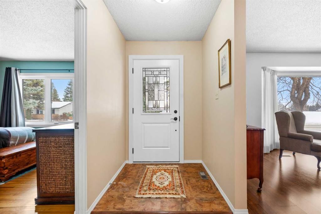 1748 Lake Bonavista Drive SE, Calgary — photo 4 of 47