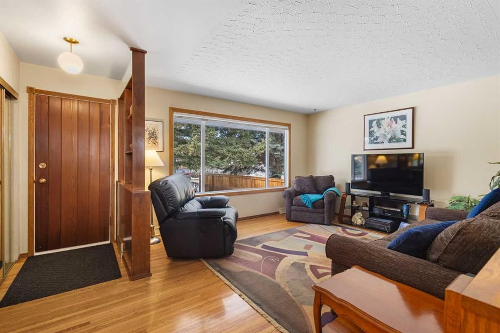 3308 46 Street SW, Calgary — photo 4 of 45