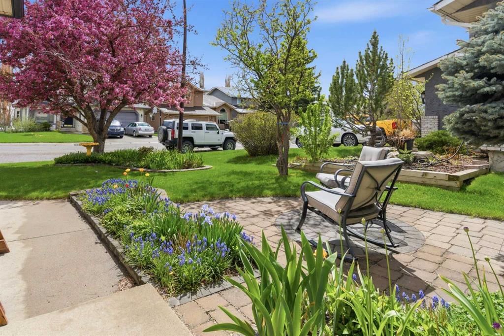 204 Sunrise Circle SE, Calgary — photo 3 of 44