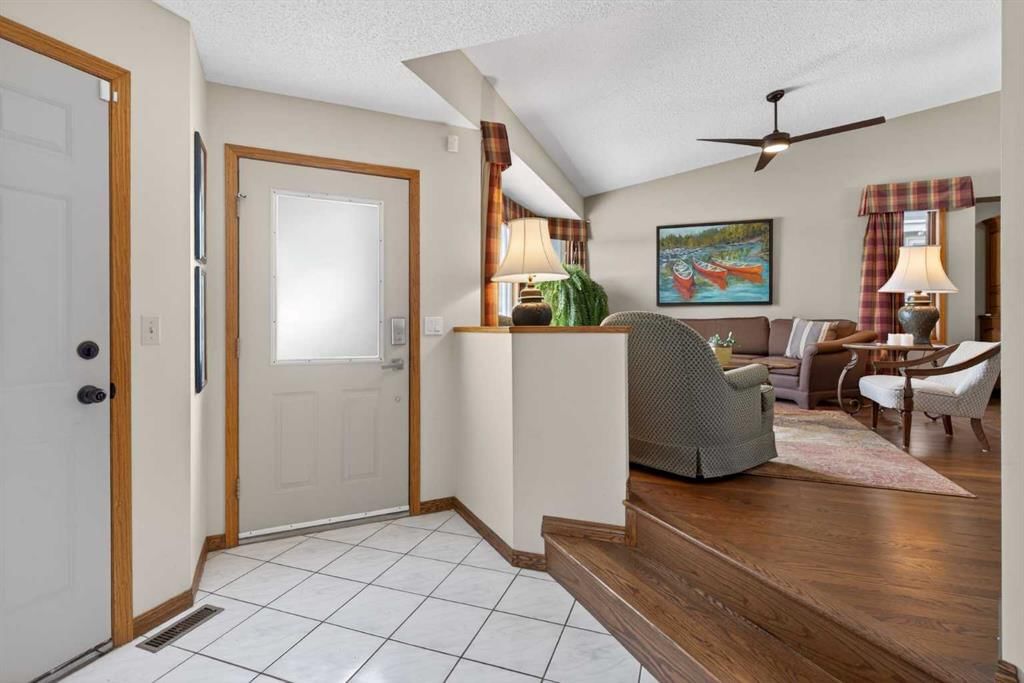 204 Sunrise Circle SE, Calgary — photo 4 of 44