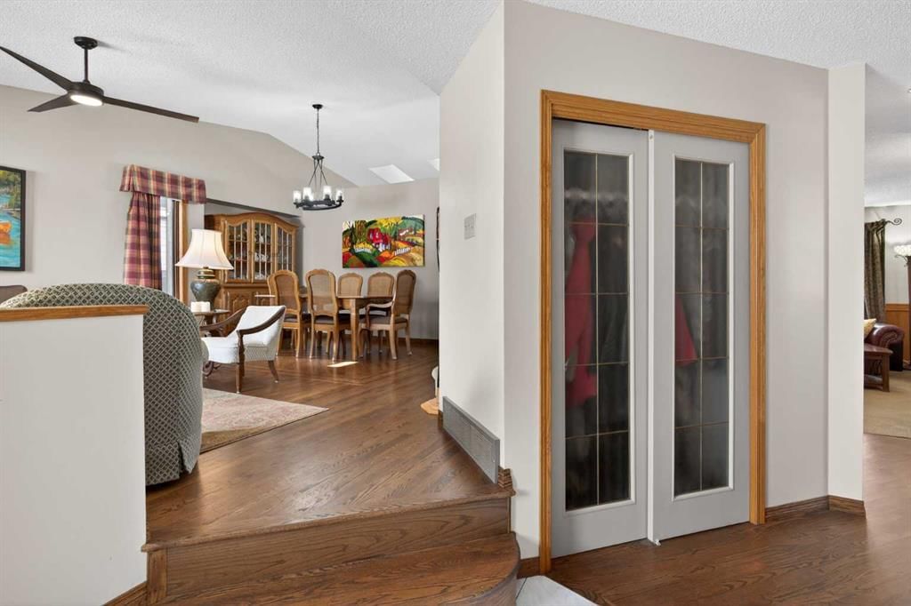 204 Sunrise Circle SE, Calgary — photo 5 of 44