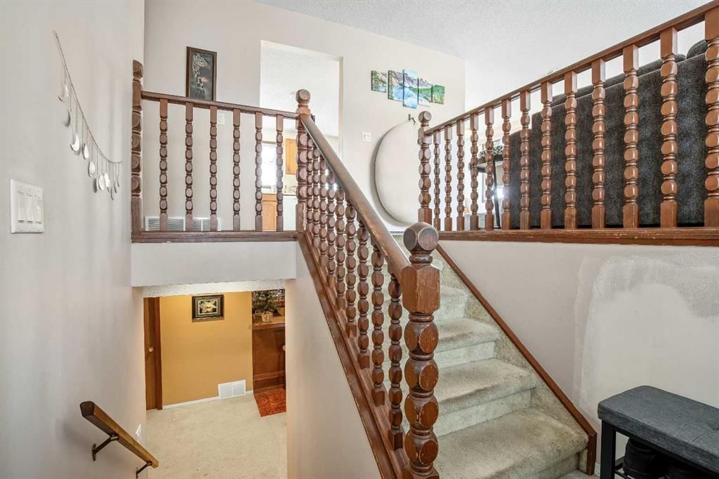 427 Queen Anne Way SE, Calgary — photo 2 of 31