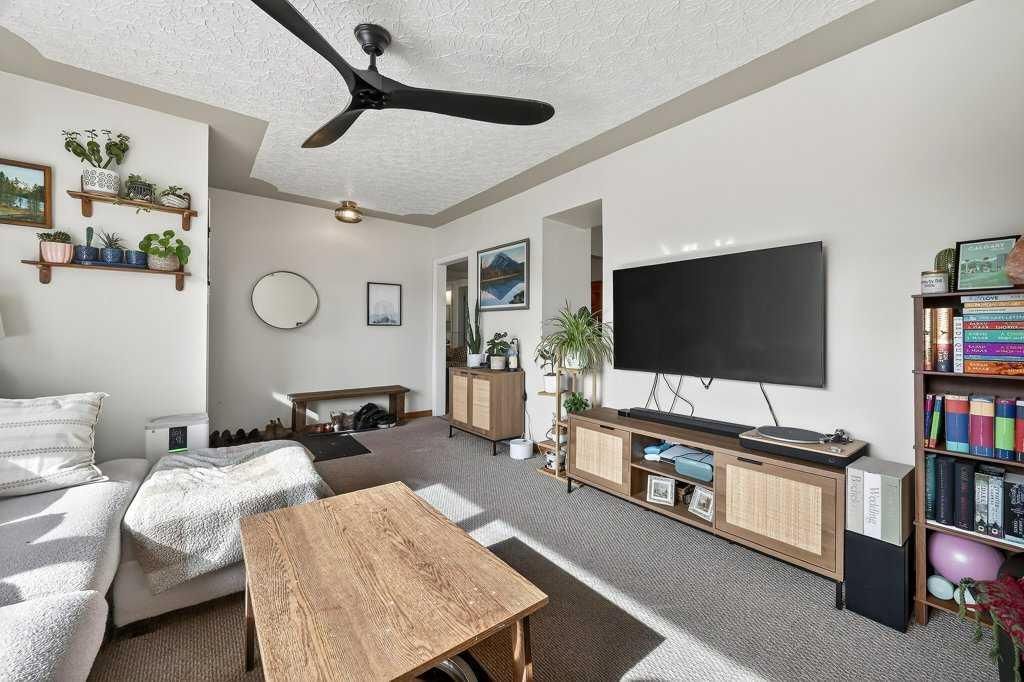 136 32 Avenue NE, Calgary — photo 4 of 31