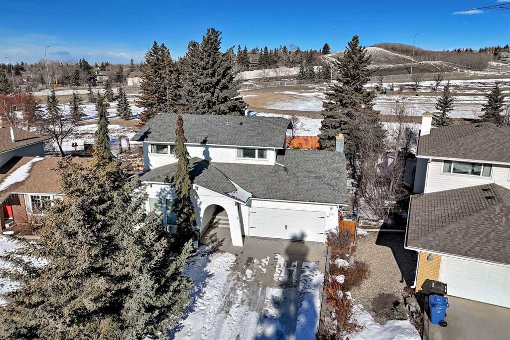 6007 Dalcastle Crescent NW, Calgary — photo 3 of 37