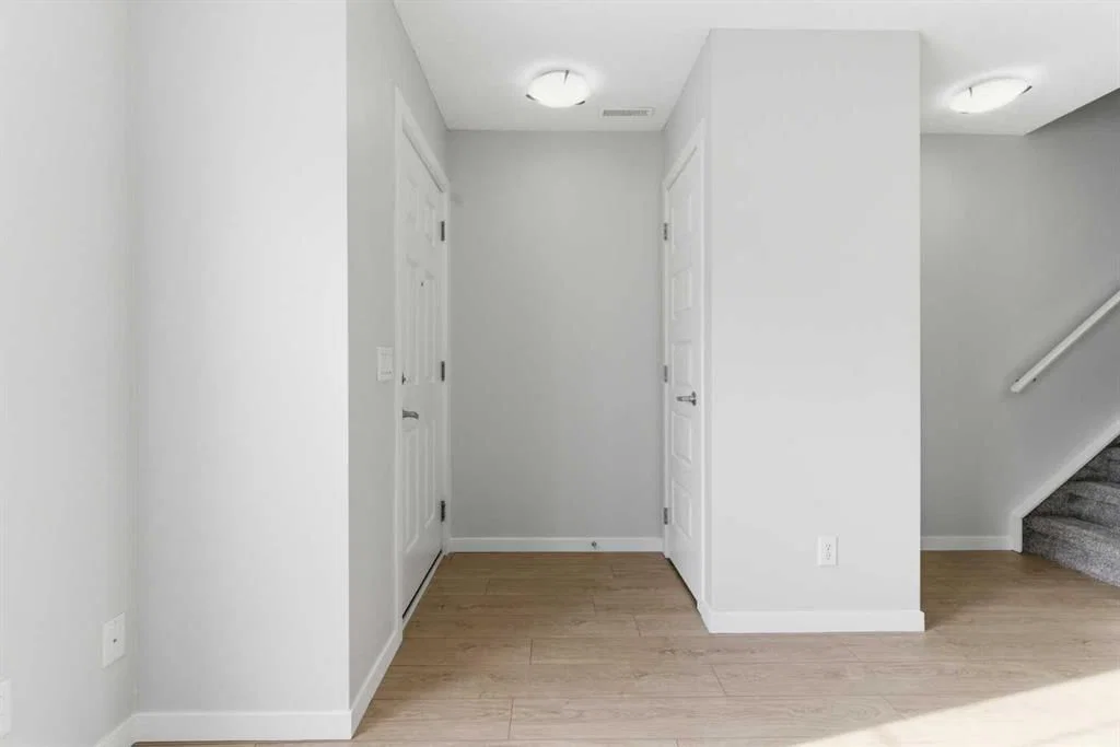 525 McKenzie Towne Close SE, Calgary — photo 3 of 43