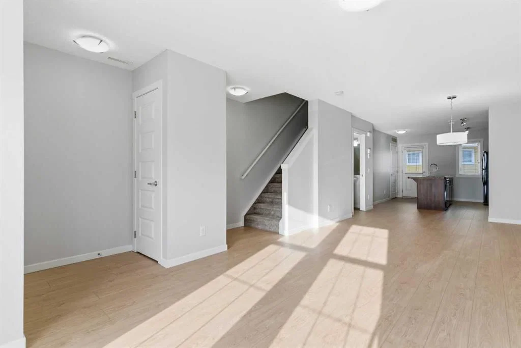 525 McKenzie Towne Close SE, Calgary — photo 5 of 43
