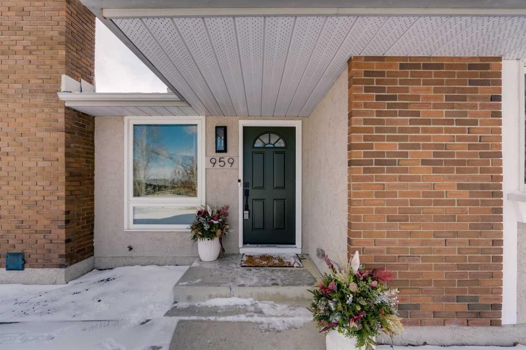 959 Parkwood Way SE, Calgary — photo 3 of 43