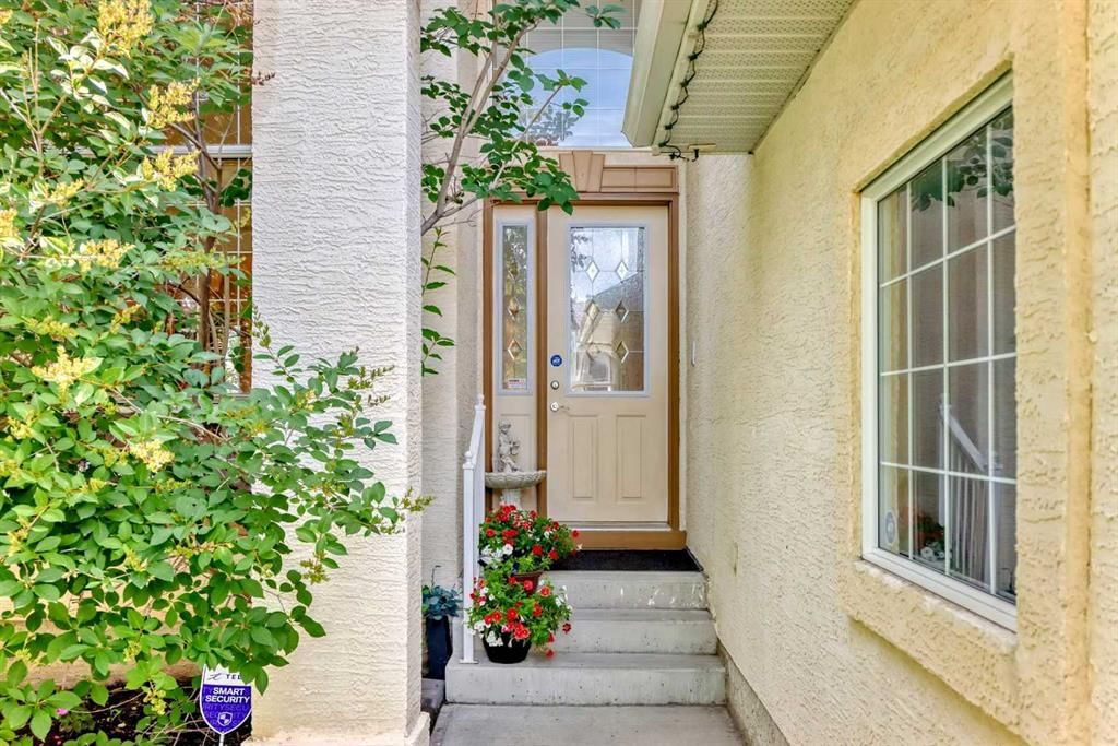 40 Royal Highland Court NW, Calgary — photo 2 of 46