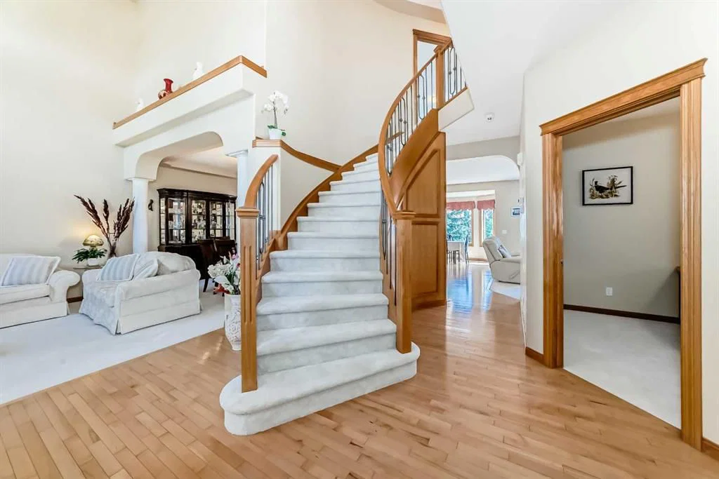 40 Royal Highland Court NW, Calgary — photo 5 of 46