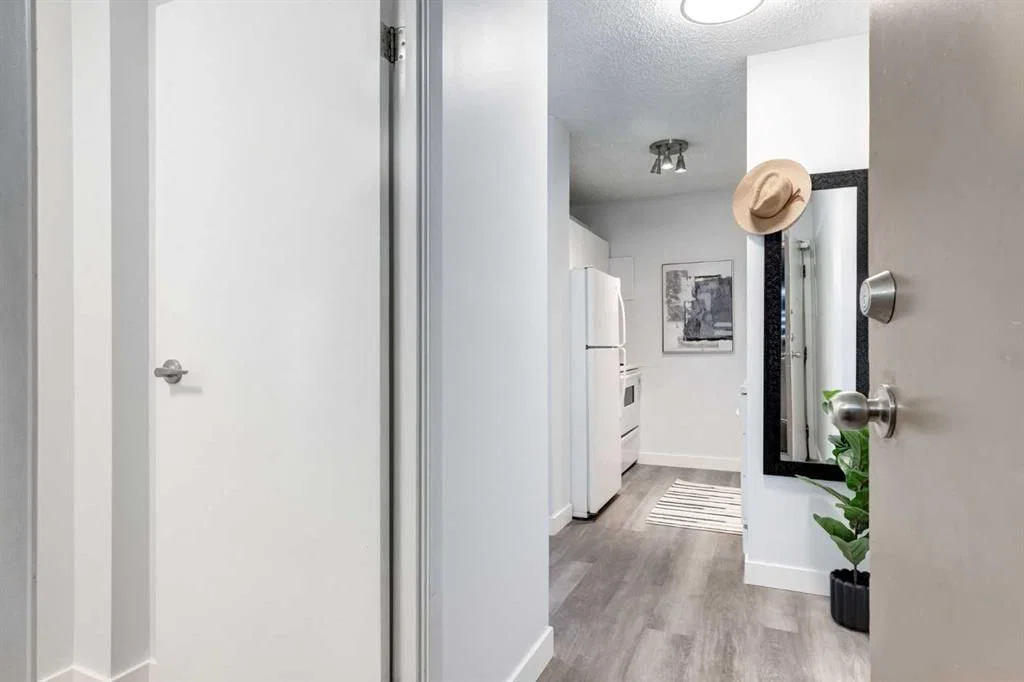 1114, 4944 Dalton Drive NW, Calgary — main listing photo