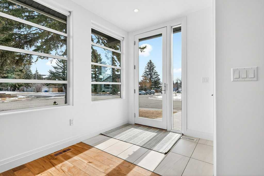 4504 37 Avenue SW, Calgary — photo 4 of 50