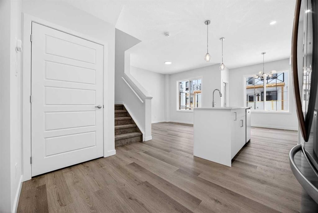 58 Creekside Way SW, Calgary — photo 3 of 47