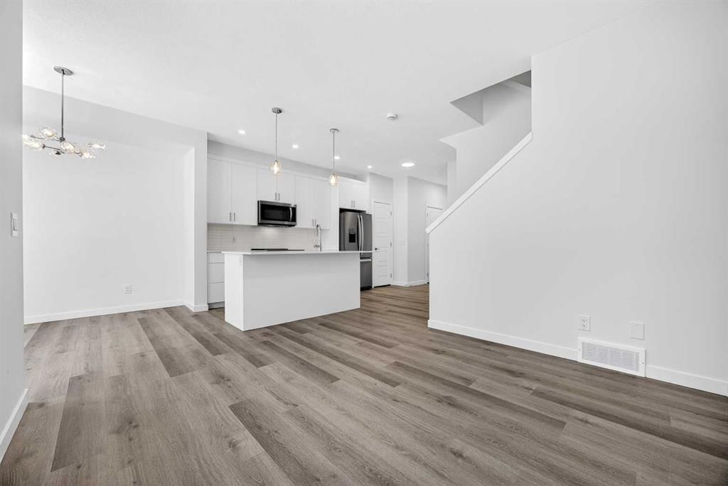 58 Creekside Way SW, Calgary — photo 5 of 47