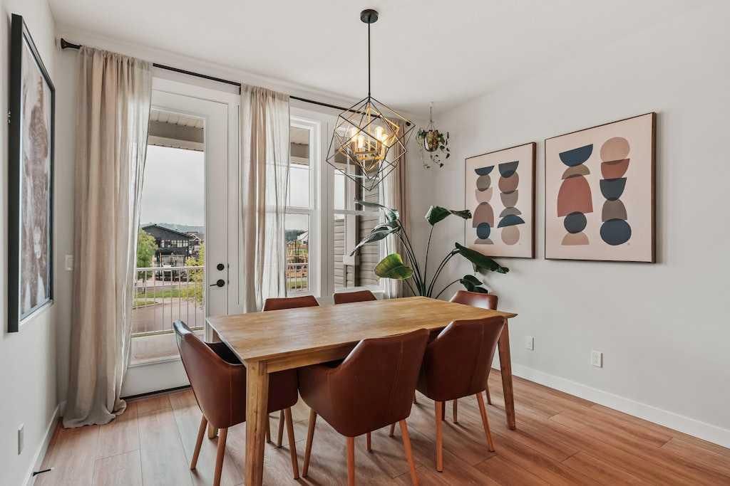 168 Rowmont Boulevard NW, Calgary — photo 5 of 35