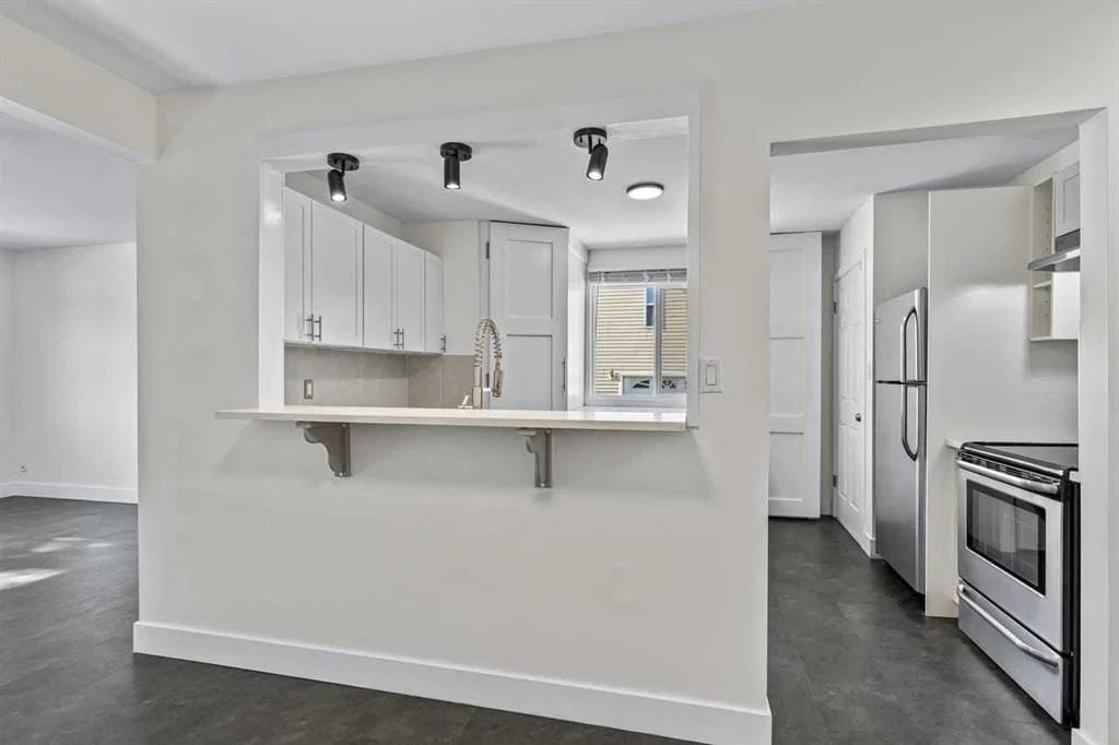 412 33 Avenue NE, Calgary — photo 5 of 24