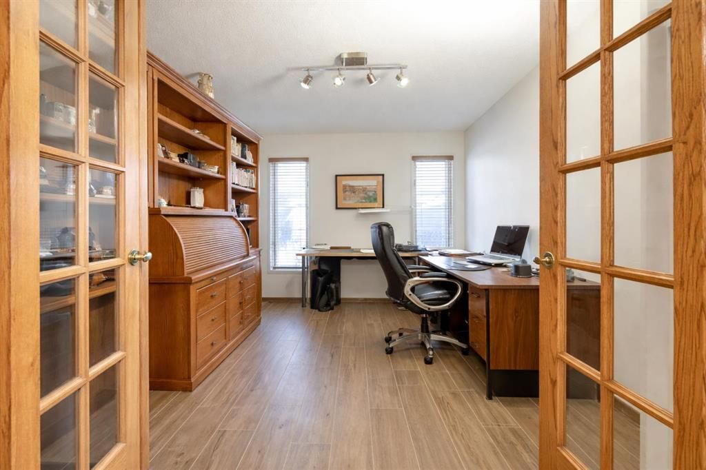 135 Canter Place SW, Calgary — photo 4 of 35