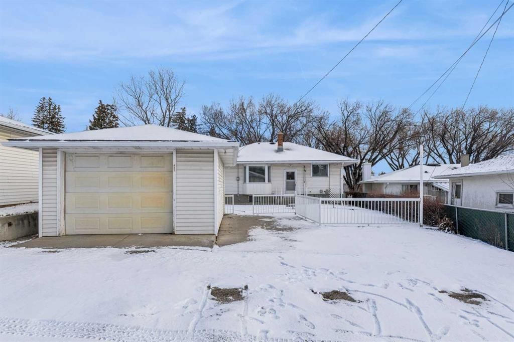 431 Thornhill Place NW, Calgary — photo 2 of 23