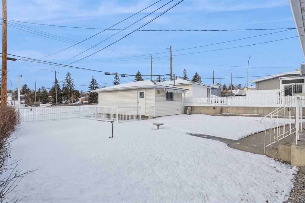 431 Thornhill Place NW, Calgary — photo 3 of 23
