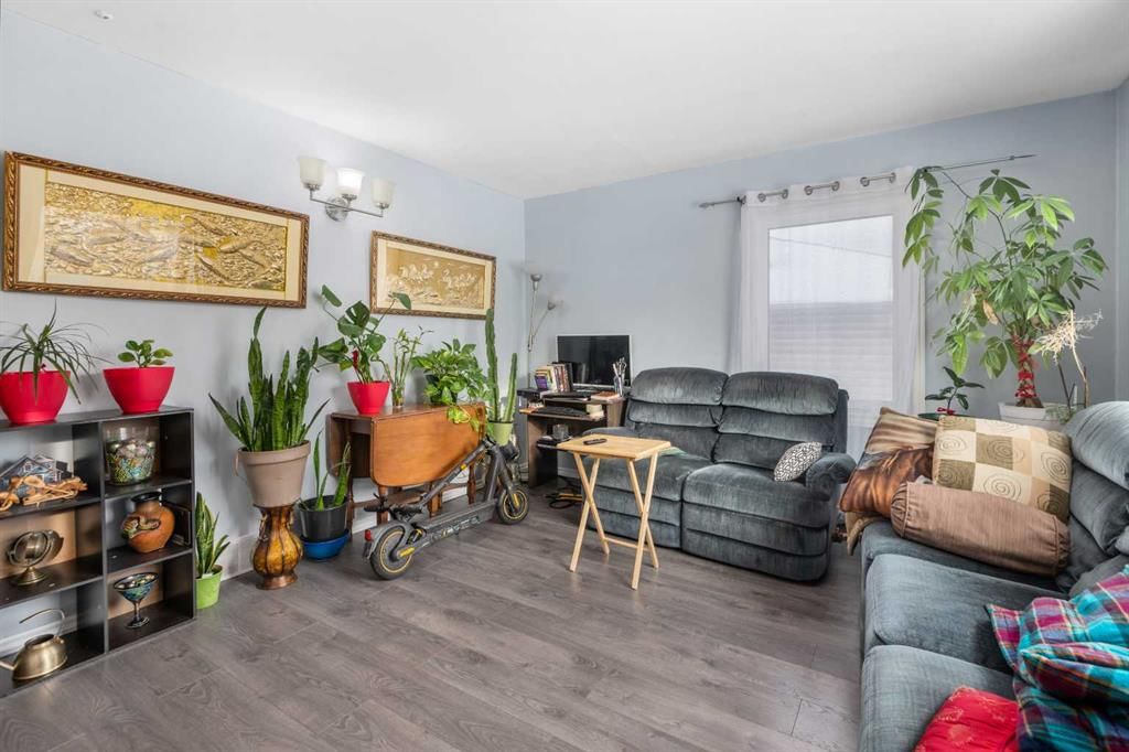 8015 25 Street SE, Calgary — photo 3 of 6