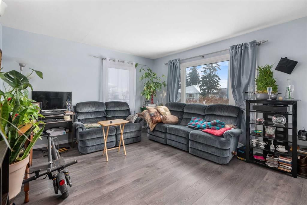8015 25 Street SE, Calgary — photo 4 of 6