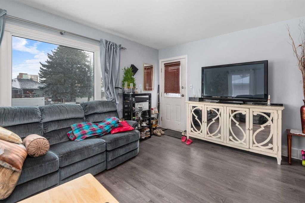 8015 25 Street SE, Calgary — photo 5 of 6