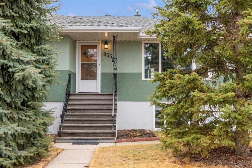 955 15 Avenue NE, Calgary — photo 4 of 38