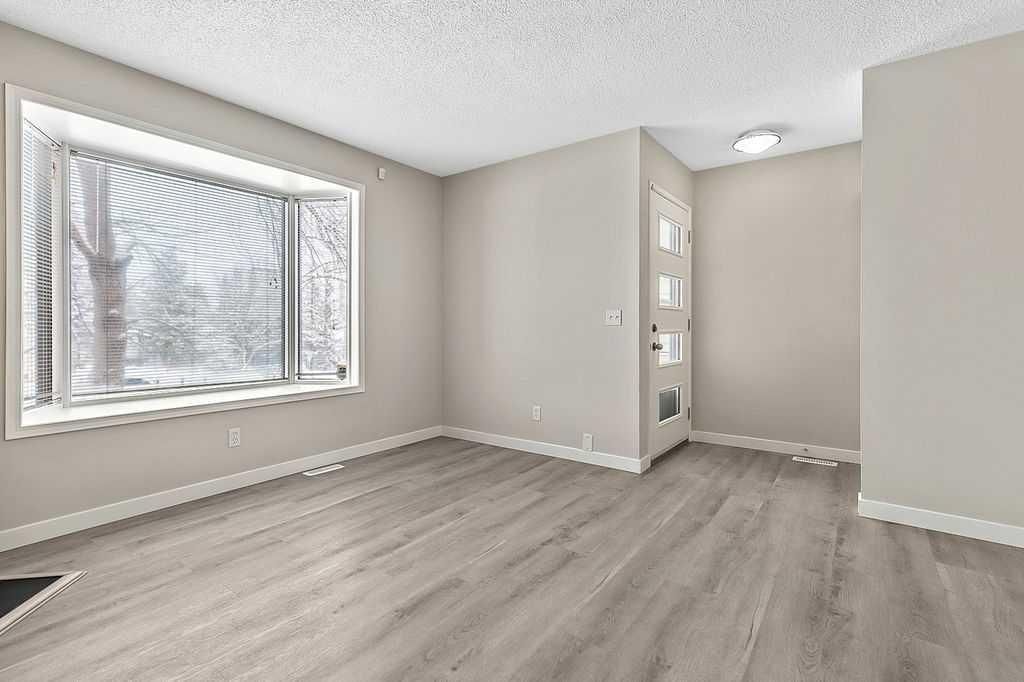 129 Berwick Drive NW, Calgary — photo 3 of 36