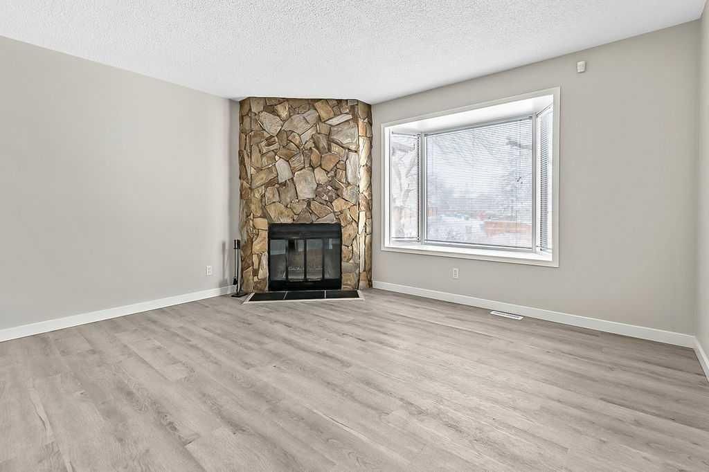 129 Berwick Drive NW, Calgary — photo 5 of 36