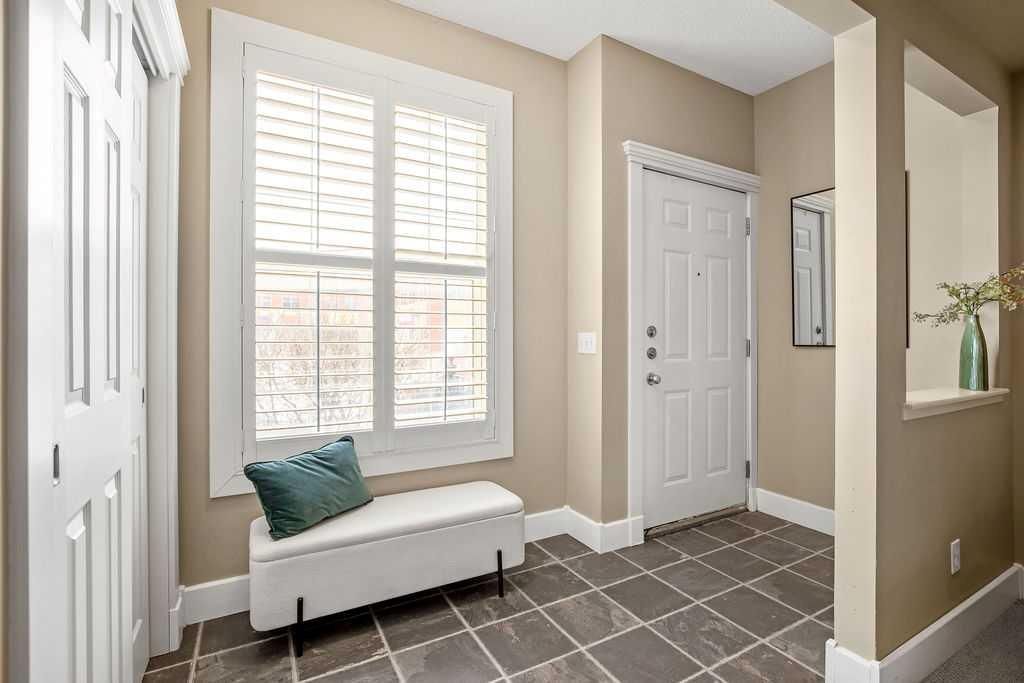 15, 27 Springborough Boulevard SW, Calgary — photo 2 of 42