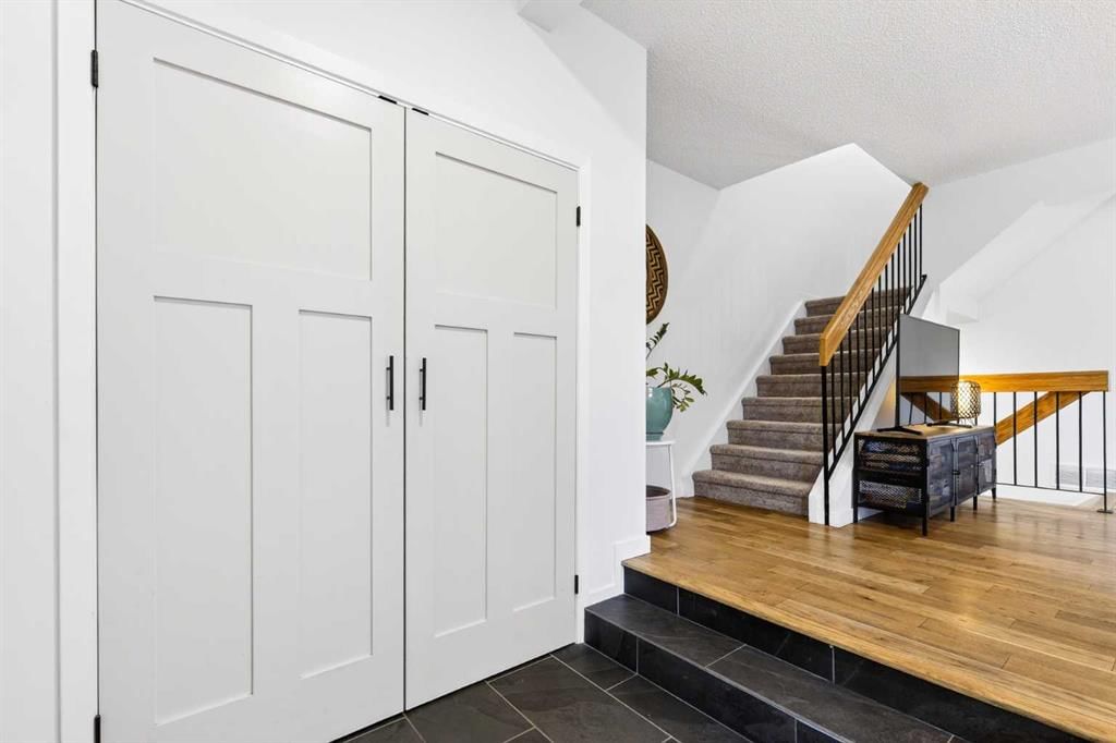 77 Point Drive NW, Calgary — photo 2 of 50
