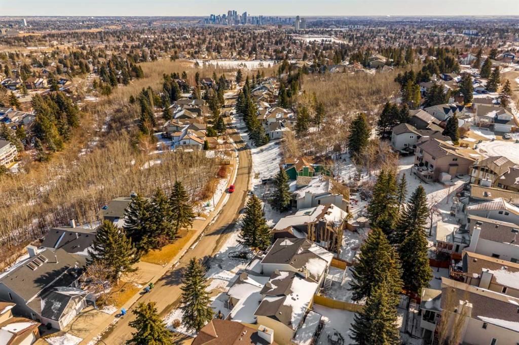 131 Stratton Crescent SW, Calgary — photo 2 of 30