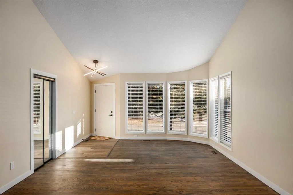 131 Stratton Crescent SW, Calgary — photo 4 of 30
