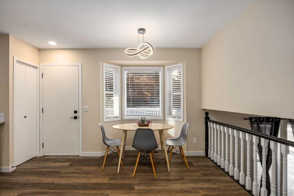 131 Stratton Crescent SW, Calgary — photo 5 of 30